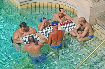 Schachspielen im Wasser