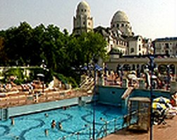 El balneario Gellert visto desde afuera...